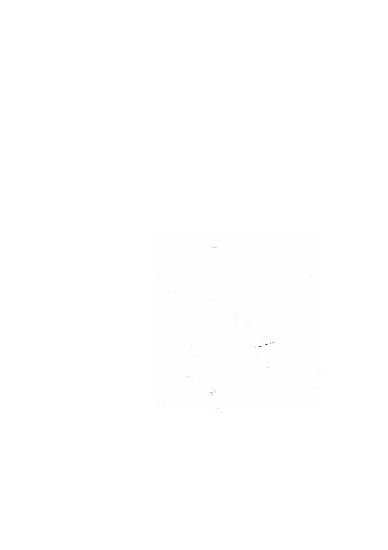 "Выходит, мы имеем дело с тем, что можно было бы назвать ритмичной аметрией, да еще и фактически вне ритмики в обычном понимании этого слова. Метра нет, поскольку отсутствует метрическая функциональность, хотя и присутствуют равнодлительные отмеряющие время доли условные либо безусловные, придающие движению музыкального времени ритмичность. Ритмика пребывает, можно сказать, на нулевой отметке, ибо отсутствует ритмический рельеф на базе отмеряющих время долей. Но ритм а это категория более широкая, конечно, есть, в особенности на композиционноструктурном тектоническом уровне. Да и как ему не быть Ведь ритм понятие, охватывающее собою макроритм, собственно ритм и микроритм, то есть частоту колебаний это единственное, без чего нет и самой музыки будь то ТопкиБ или К1апШ8к. Концерт Дьрдя Лигети и появившаяся ровно десятью годами позже Соната ХансаЮргена фон Бозе сочинения очень разные в стилистическом отношении да и по художественной значимости. Но они сходны друг с другом и с цельж рядом других образцов музыки последней трети нашего века не только в том, что их авторы очень жестко ограничила себя до поры до внутримузыкального времени чрезвычайно узким кругом средств, но и в подходе к проблеме метрсритма. Конечно, эмфатическое самоограничение проявляется здесь отнюдь не только в особенностях метроритмической организации. В начале сотворил Бог небо и землю. Несколько позднее, а именно в году, один из столпов западногерманского авангарда Маурисио Кагель р. Аргентины с года в ФРГ, создал сценическую иллюзию в одном действии таково изначальное авторское жанровое обозначение под названием i Vi Сотворение мира. К чему нам это сочинение здесь, в очерках, посвященных главным образом вовсе не музыкальному театру, а шструментльчой музыке Вопервых, сам композитор в году сделал концертную то есть именно несценическую его версию. На неето мы и будем опираться. Вовторых, речь здесь пойдет о музыке, в которой нет никакого вокала, хотя есть человеческие голоса, трактованные фактически как инструменты, а именно как инструменты без определенной высоты если воспользоваться выражением, бытующим среди инструментоведов, но зато с более чем определенной семантикой, ибо эти голоса чтецы произносят в высшей степени интересный авторский кагелевский текст, причем произносят его в ритмизованной по собственному усмотрению манере, однако же так, чтобы определенные сегменты словесного текста накладывались на совершенно определенные участки инструментальной конкретнее фортепианной партии, и, кроме того, так, чтобы при передаче эстафеты от одного чтеца к другому ни в коем случае не нарушалась непрерывность произнесения фразы таково предписание композитора в партитуре. Мы остановимся на начальном разделе 1го эпизода композиции заголовок этого эпизода i К истоку Некоторые деяния и проклятия Господа. Р, мужской чтец, М и Глас Божий, раздающийся из громкоговорителя С. Глас Божий звучит ненатурально голос исполняющего эту партию чтеца, находящегося за пределами концертной эстрады, искажается в электронном преобразователе. Кроме того, автор предписывает, чтобы звучание его напоминало голос изрядно выпившего человека. Итак, перед нами своеобразная музыкальнолитературная композиция инструментальная музыка с произносимым словесным текстом. Что представляет собой этот литературный текст Кагель берет за основу начало Первой Книги Моисеевой Бытие он переделывает строки Священного Писания на свой лад. Сопостйвим библейский источник цитируется ниже по русскоязычному каноническому тексту с указанием номеров стихов, текст М. Бшше, гл. В начале сотворил Бог небо и землю. Дух Божий носился над водою. И сказал Бог да будет свет. И стал свет. Бог свет от тьмы. И назвал Бог свет днем, а тьму ночью. И был вечер, и было утро день один. М. Кагель. Сотворение мира. М В конце создал Бог Б небо М и землю. М Земля была безвидна Б и пустынна смог лежал над извечной топью и Дух Божий М плавал в сточных водах. Б Но не стал свет. Б его от света. Можно себе представить, сколь неоднозначно было вс это воспринято общественностью. 