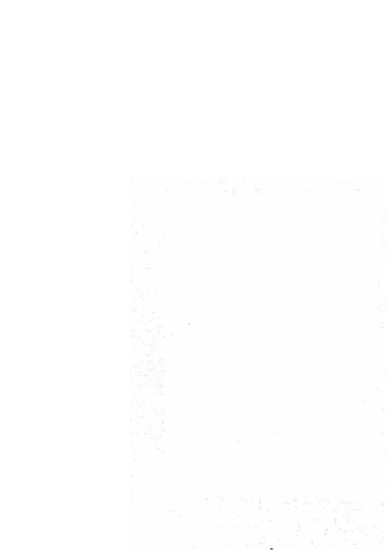 "Вместо того, чтобы возбуждать представления симпатичные, лучезарные, резкая звучность нижнего регистра производит странное впечатление, имеющее в себе нечто зловещее звучность эта передает с редкой интенсивностью выражения мрачные предчувствия, ужас, внушенный таинственными силами. Тембр этот по существу своему драматичен там же, 2. Этот взгляд из XIX века, когда экспрессивные свойства кларнета оценивались и воспринимались почти как в наши дни, в главном согласуется с мыслью Андре Гретри, высказанной в конце XVIII века Инструмент этот выражает страдание, Даже когда он выполняет веселые напевы, он примешивает к ним некоторый оттенок грусти. Если бы в тюрьме танцевали, то мне хотелось бы, чтобы это было под звуки кларнета , 7. Как отмечалось, партитуры первой половины XVIII века показывают иное восприятие кларнета композиторами того времени. Одновременно в раннеклассических сочинениях отбираются и развиваются именно тс качества, которые получат признание в последующий период. Мундштук в начале XVIII века стал отдельной частью кларнета. Он изготавливался из черного эбенового дерева или из самшита, был уже современного, имел удлиненную форму и узкий воздушный канал. Интересные трансформации претерпевает трость. Поначалу это была маленькая, узкая и твердая пластина, напоминавшая язычок народных инструментов. Она была одинаковой плотности по всей длине, приблизительно в миллиметр толщиной, иногда чуть выпуклой с внешней стороны. Есть сведения, что делались попытки изготовления тростей из рыбьей кости, иногда из ели и сосны, и предполагается, что они давали хороший, качественный звук. Очевидно радикальные изменения в ее конфигурации происходили тогда, когда кларнет поворачивали тростью вниз. На двухклапанных инструментах, похоже, всегда играли тросгыо вверх, впоследствии ее положение меняется поразному в разных странах. Следует иметь в виду, что Во многих случаях кларнет именуют шалюмо, тогда как речь идет именно о кларнете. Это характерно для середины века, но и во второй его половине подобная путаница не редкость. Друг и издатель Моцарта, плодовитый композитор Ф. А. Хоффмайстер озаглавил свой кларнстовый концерт как x в году. БАССЕТГОРН. Распространенным и почитаемым инструментом в камерной и оркестровой практике второй половины XVIII века стал бассетгорн нем. Мейерхофером из Пассау в году. Инструмент гораздо больше обычною, альтовотеноровой тесситуры, с мягким, матовым тембром, мог использоваться и как солирующий, и в качестве высокого баса. Бассетгорн XVIII века имел строй , механику почти как у кларнета и поначалу диапазон в две с половиной октавы фа малой до или ре третьей по написанию, и на квинту ниже по звучанию. Архаичный бассетгорн имел серпообразную форму, исполнение хроматизмов было затруднено размерами инструмента. На Смену модели Мейерхофера в году приходит новая, построенная мастером Т. Лотцем из Прессбурга в содружестве с братьями Штадлерами. Новый бассетгорн имел угловую форму он состоял из двух деревянных трубок, соединенных под прямым или тупым углом. На конце его находился медный раструб. Диапазон его теперь начинался от до малой октавы фа большой по звучанию, и простирался до соль по письму третьей октавы. Есть все основания полагать, что именно на такой бассетгорн рассчитаны партии этого инструмента в моцартовской Масонской траурной музыке, его операх Милосердие Тита, Волшебная флейта, дополнительной арии Графини в Свадьбе Фигаро и в Реквиеме, в камерных сочинениях х годов, а также и в бетховенском Прометее. Тембр этого инструмента отличается благолепием и важностью пьесы, в которых Моцарт употребил вместо кларнетов два бассетгорна, дышат почти нечеловеческим спокойствием, замечает Ф. Геварт , 7. В то же время один из камерных шедевров Моцарта Серенада для духовых К. Кроме упомянутых моделей существовало множество других, изготовленных разными мастерами по собственному вкусу и форме. В уже упоминавшейся Школе Баккофена приводится аппликатура и кларнета, и бассетгорна г несмотря на естественное, обусловленное конструкцией сходство, аппликатуры имеют и существенные различия. Это, однако, не мешало многим если не большинству кларнетистам второй половины XVIII века хорошо играть на бассетгорне. 